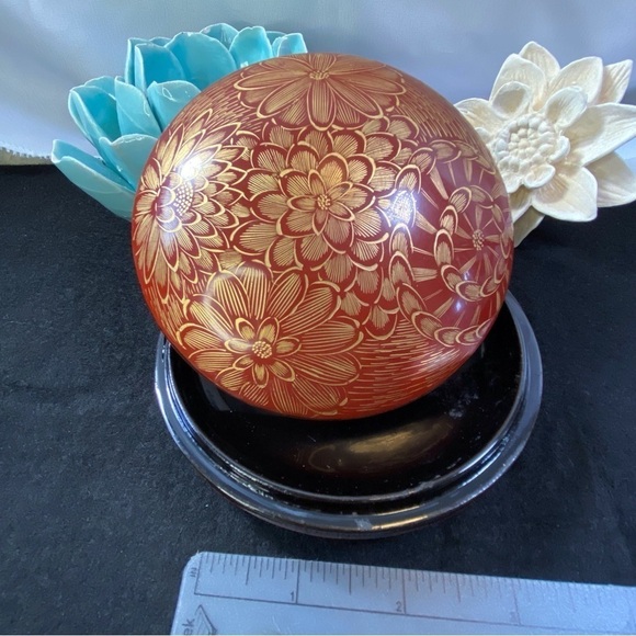 Beautifully made in Japan circular trinket box. Golf paint trimmed - Picture 1 of 8